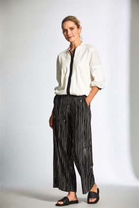 Peruzzi Contrast Zip Cardi With Pockets EcruBlack