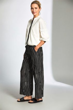 Peruzzi Contrast Zip Cardi With Pockets EcruBlack