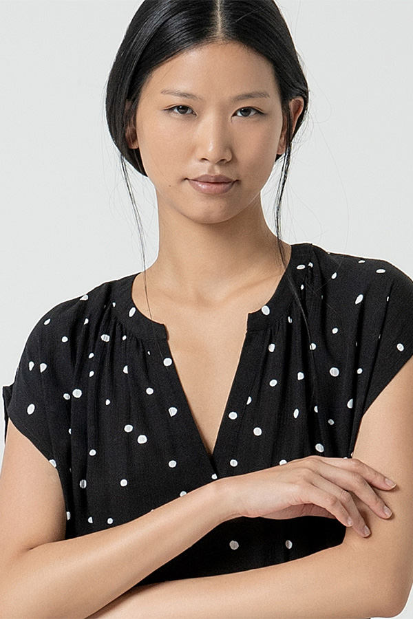 Surkanan Blouse with V-neck Opening Black