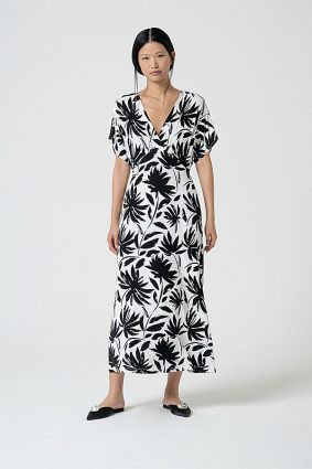 Surkanan Midi Dress with Wide Sleeves and V-neck Black