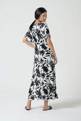 Surkanan Midi Dress with Wide Sleeves and V-neck Black