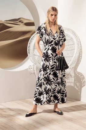 Surkanan Midi Dress with Wide Sleeves and V-neck Black