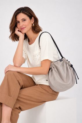 The In.Zu Cocco Neo Bag Pearl Knite features a relaxed shape, textured knit design and comfortable strap.