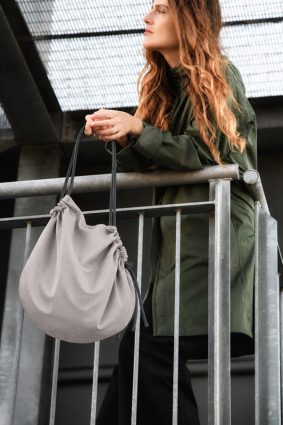 The In.Zu Cocco Neo Bag Pearl Knite features a relaxed shape, textured knit design and comfortable strap.