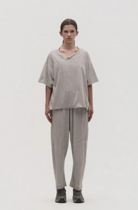 La Vaca Loca Llega loose-fitting loose t-shirt in cold white organic cotton jersey with a raw slit V-neck effect.