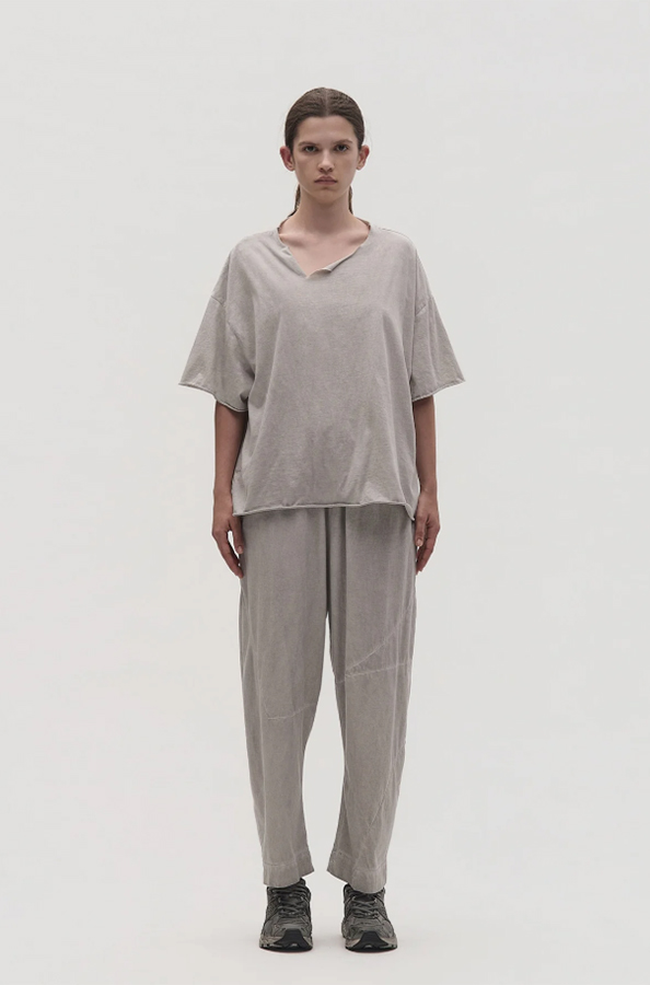La Vaca Loca Llega loose-fitting loose t-shirt in cold white organic cotton jersey with a raw slit V-neck effect.