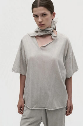 La Vaca Loca Llega loose-fitting loose t-shirt in cold white organic cotton jersey with a raw slit V-neck effect.
