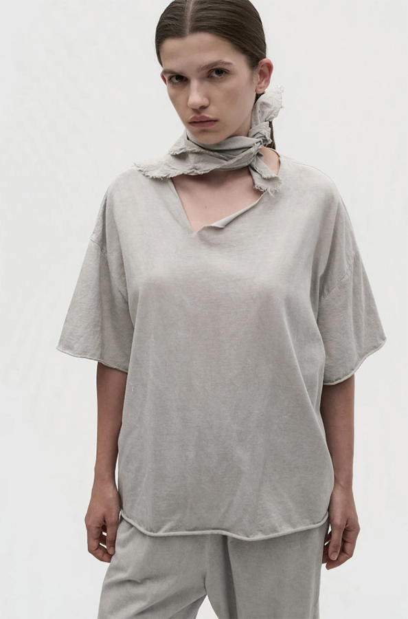 La Vaca Loca Llega loose-fitting loose t-shirt in cold white organic cotton jersey with a raw slit V-neck effect.