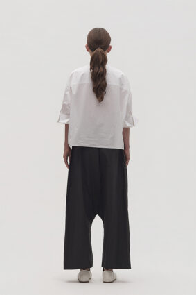 La Vaca Loca Pone short relaxed fit shirt in optical white cotton poplin with wide 3/4 sleeves and turn-up cuffs.