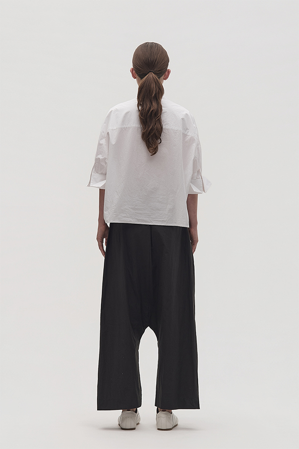 La Vaca Loca Pone short relaxed fit shirt in optical white cotton poplin with wide 3/4 sleeves and turn-up cuffs.
