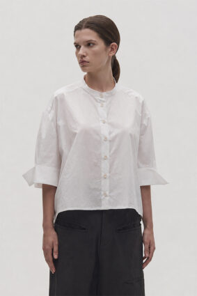 La Vaca Loca Pone short relaxed fit shirt in optical white cotton poplin with wide 3/4 sleeves and turn-up cuffs.