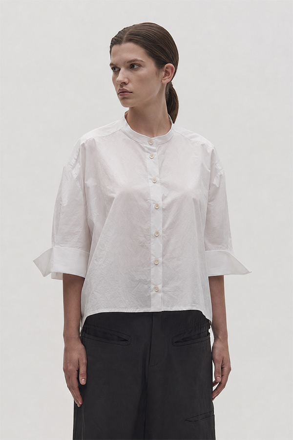 La Vaca Loca Pone short relaxed fit shirt in optical white cotton poplin with wide 3/4 sleeves and turn-up cuffs.