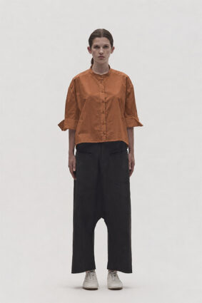 La Vaca Loca Pone short relaxed fit shirt in soft brown cotton poplin with wide 3/4 sleeves and turn-up cuffs.