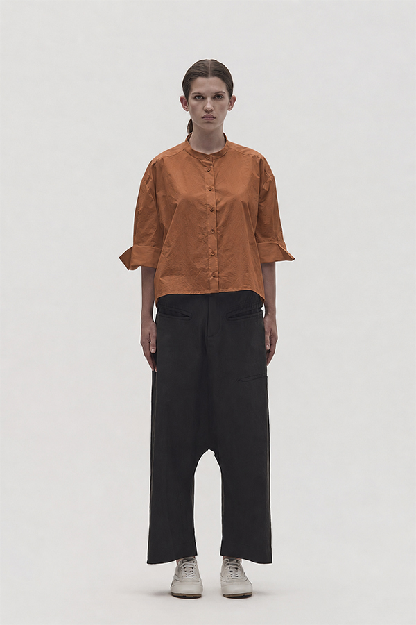 La Vaca Loca Pone short relaxed fit shirt in soft brown cotton poplin with wide 3/4 sleeves and turn-up cuffs.