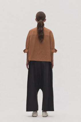 La Vaca Loca Pone short relaxed fit shirt in soft brown cotton poplin with wide 3/4 sleeves and turn-up cuffs.