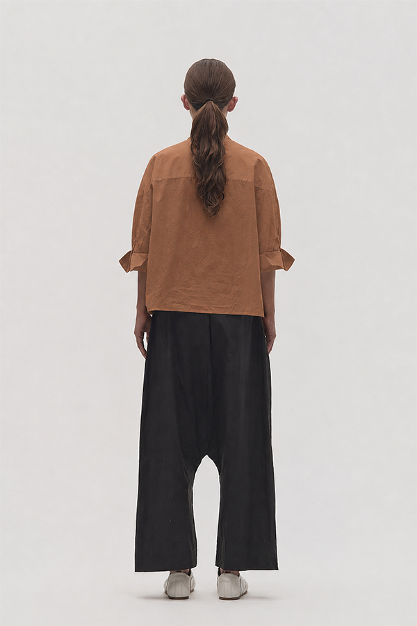 La Vaca Loca Pone short relaxed fit shirt in soft brown cotton poplin with wide 3/4 sleeves and turn-up cuffs.