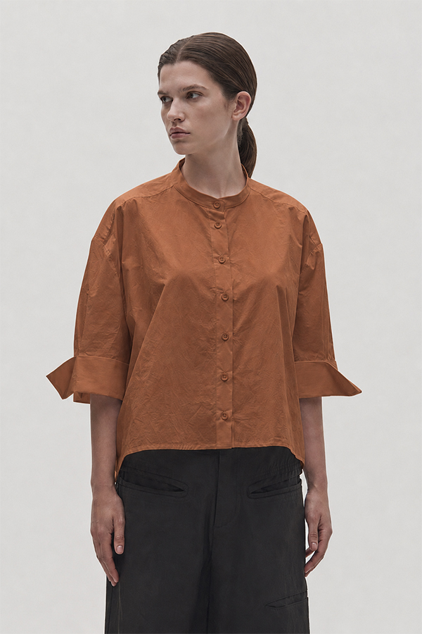 La Vaca Loca Pone short relaxed fit shirt in soft brown cotton poplin with wide 3/4 sleeves and turn-up cuffs.