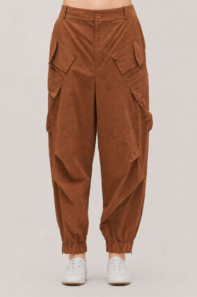 The La Vaca Loca Tratado Pants Soft Brown are a long trouser in a relaxed fit with a dropped crotch, made of soft cotton poplin.