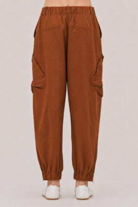 The La Vaca Loca Tratado Pants Soft Brown are a long trouser in a relaxed fit with a dropped crotch, made of soft cotton poplin.