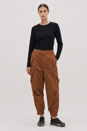 The La Vaca Loca Tratado Pants Soft Brown are a long trouser in a relaxed fit with a dropped crotch, made of soft cotton poplin.
