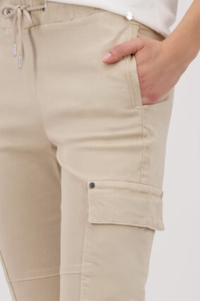 Monari basic antique dyed pants in sand color with cargo pocket detailing