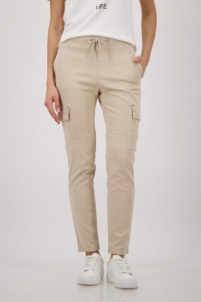 Monari basic antique dyed pants in sand color with cargo pocket detailing
