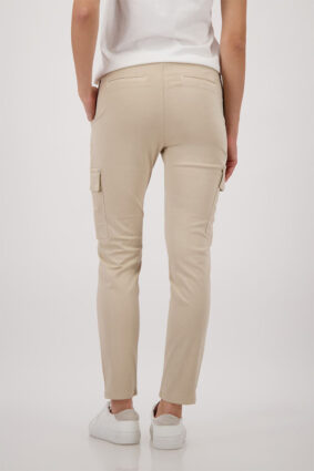 Monari basic antique dyed pants in sand color with cargo pocket detailing