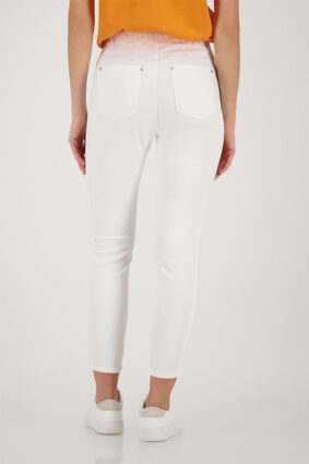 Monari off white jeggins pants with a sleek fitted silhouette worn by a model.
