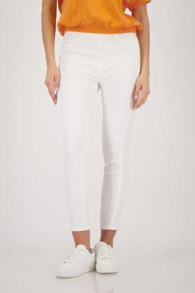 Monari off white jeggins pants with a sleek fitted silhouette worn by a model.