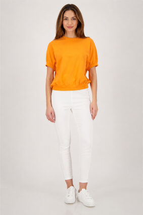 Monari off white jeggins pants with a sleek fitted silhouette worn by a model.