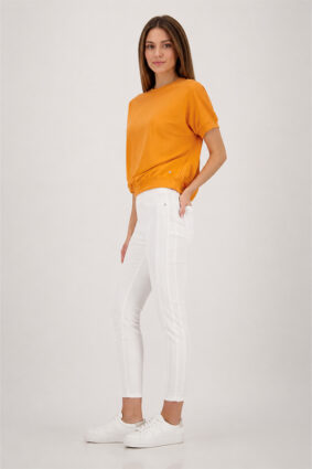 Monari off white jeggins pants with a sleek fitted silhouette worn by a model.