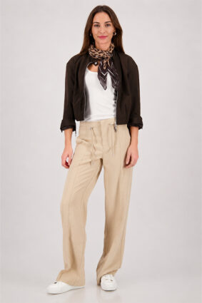 Monari sand-colored leopard print leglet scarf featuring a bold feline motif worn by a model.