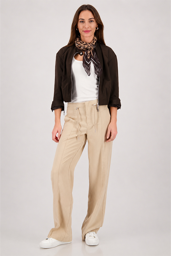 Monari sand-colored leopard print leglet scarf featuring a bold feline motif worn by a model.