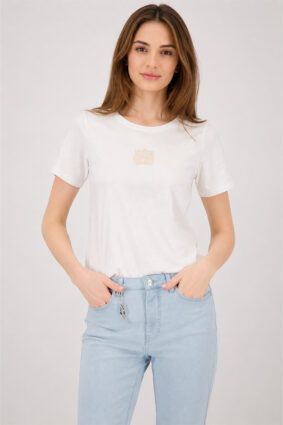 Monari off-white short sleeve t-shirt with a clean silhouette worn by a model.