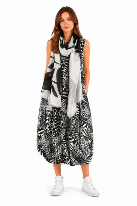 Black Label Scarf Black print Nature/W styled with frayed edges and oversized silhouette