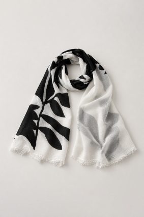 Black Label Scarf Black print Nature/W styled with frayed edges and oversized silhouette