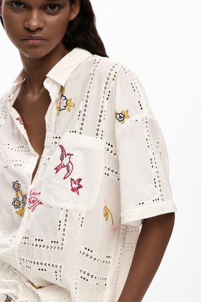 Desigual Embroidered Shirt Blanco crisp white short-sleeve shirt with embroidered cutwork panels