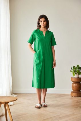 Peruzzi Long Pocket Dress Emerald featuring a relaxed A-line midi silhouette in a vibrant emerald green.