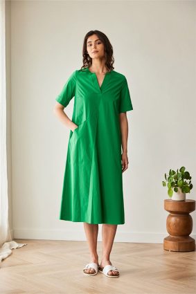 Peruzzi Long Pocket Dress Emerald featuring a relaxed A-line midi silhouette in a vibrant emerald green.
