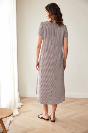 Peruzzi Stripe Dress Brn/Ecru featuring a fine brown and ecru stripe pattern with contrasting stripe directions, short sleeves, and a V-neckline in a relaxed midi length.