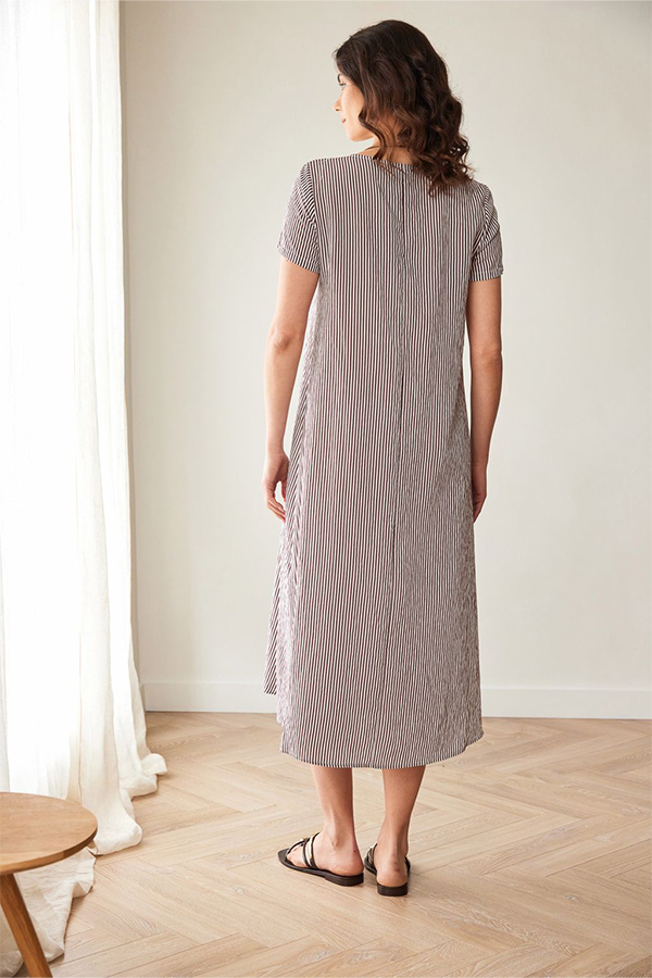 Peruzzi Stripe Dress Brn/Ecru featuring a fine brown and ecru stripe pattern with contrasting stripe directions, short sleeves, and a V-neckline in a relaxed midi length.