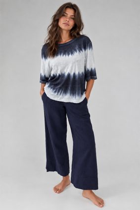 Elemente Clemente relaxed fit linen shirt in night glacier blue with round neckline and elbow-length sleeves