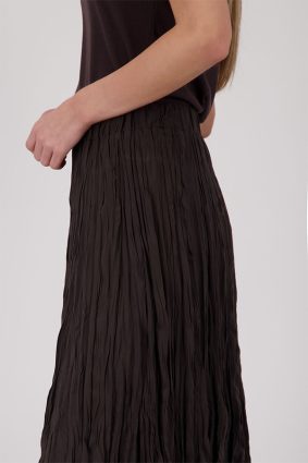 Monari crinkled maxi skirt in rich coffee brown featuring a comfortable elasticated waistband and flowing silhouette
