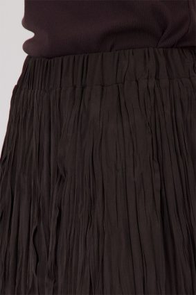 Monari crinkled maxi skirt in rich coffee brown featuring a comfortable elasticated waistband and flowing silhouette