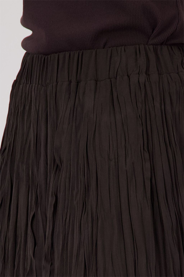 Monari crinkled maxi skirt in rich coffee brown featuring a comfortable elasticated waistband and flowing silhouette